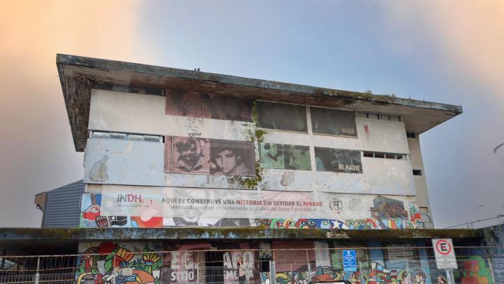 Vista frontal de Edificio de Egaña 60, Sitio de Memoria ex Cuartel de Policía de Investigaciones de Puerto Montt