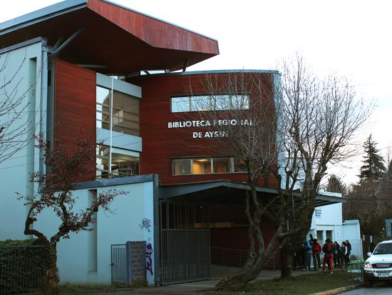 Edificio Biblioteca regional de Aysén ubicada en la ciudad de Coyhaique